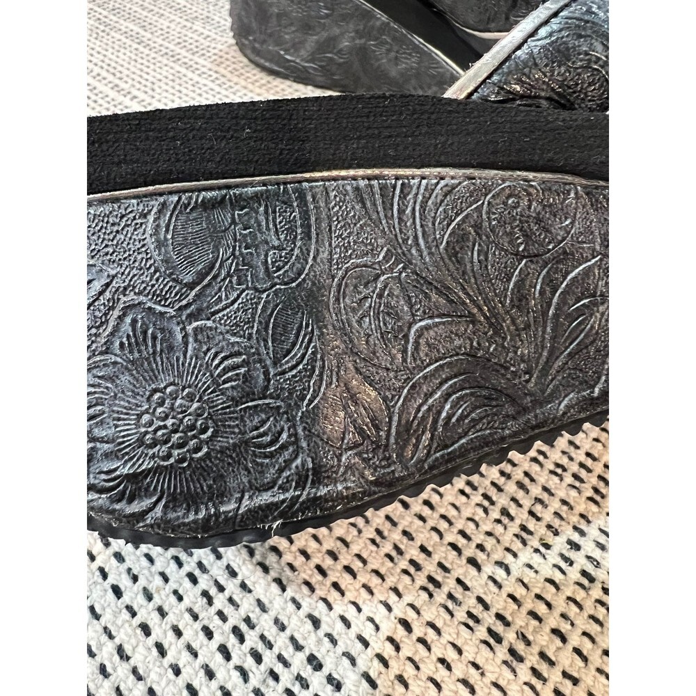 Volatile black 3ed flowers Women's Wedge Sandal size 8 - Picture 10 of 11